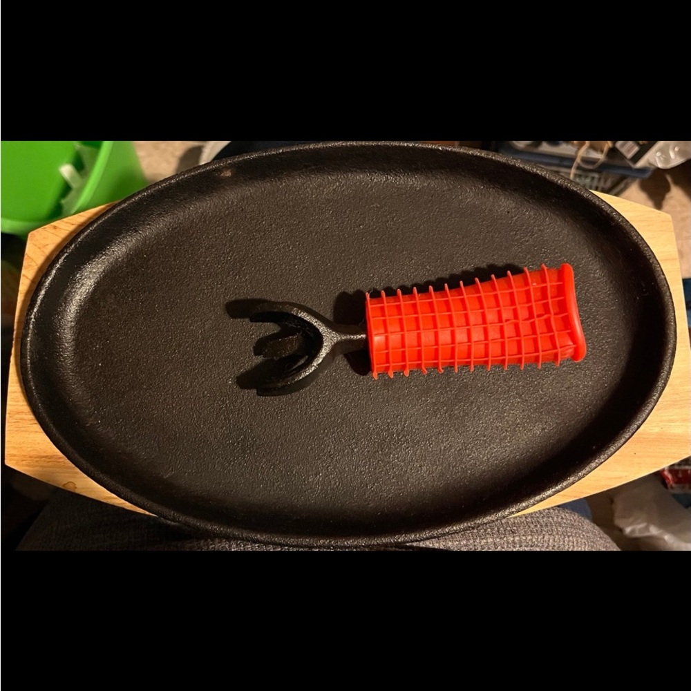 Avon Black Cast Iron Fajita Sizzling Skillet